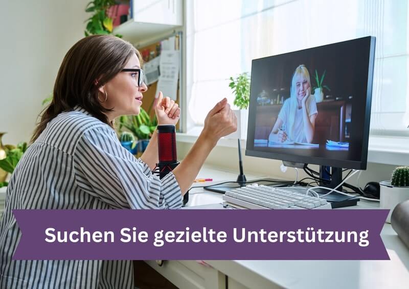 Frau sitzt am Laptop
